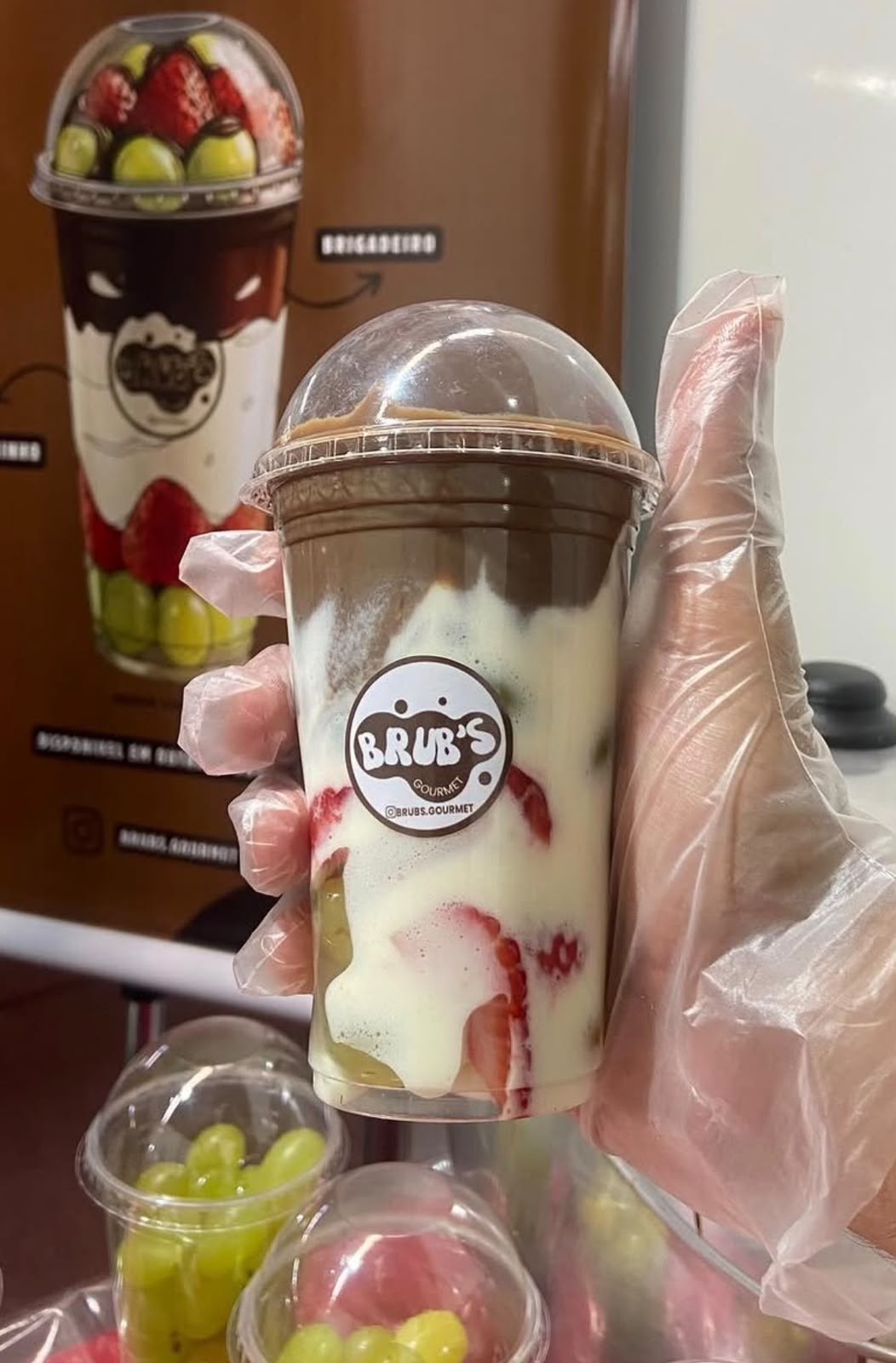 Copo da Felicidade da Brub's Gourmet, montado com frutas e cremes artesanais